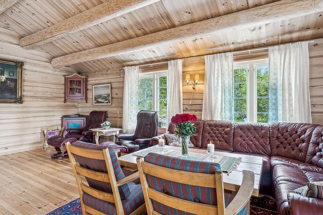 Rommet har god plass til en sofagruppe og annen møblering. Det er også mange vinduer i rommet som slipper inn godt med dagslys. Galleribilde