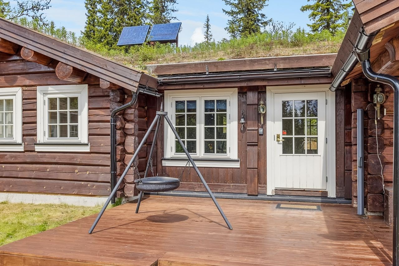 Terrassen har adkomst fra hallen/kjøkkenet og strekker seg bortover mot stuen. Galleribilde