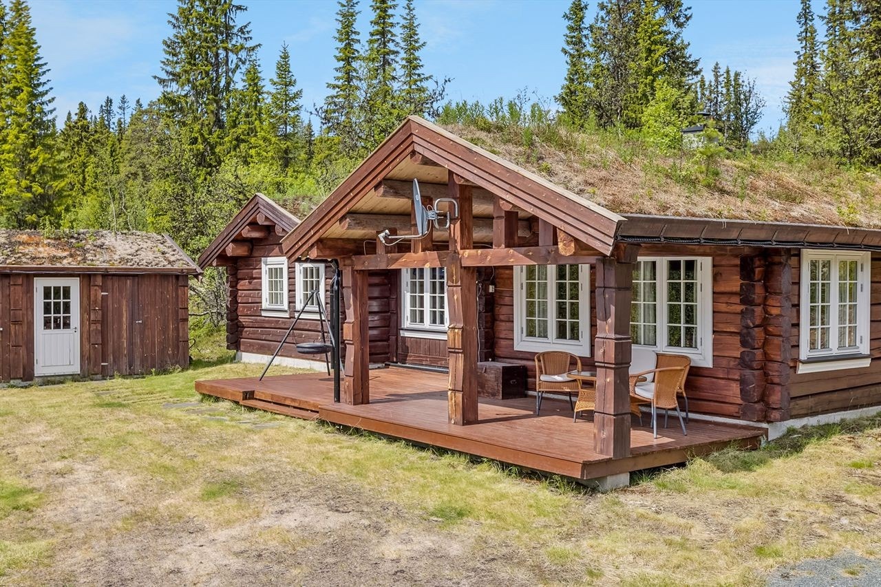 Tomten er hovedsakelig med naturtomt, men det er noe innslag med plen. Galleribilde