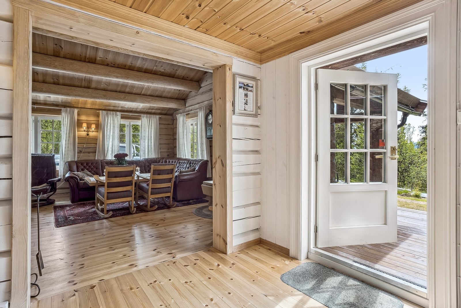 Hovedinngangen er i tilknytning til en romslig terrasse på terrengnivå, som gir en fin velkomst til hytta Galleribilde