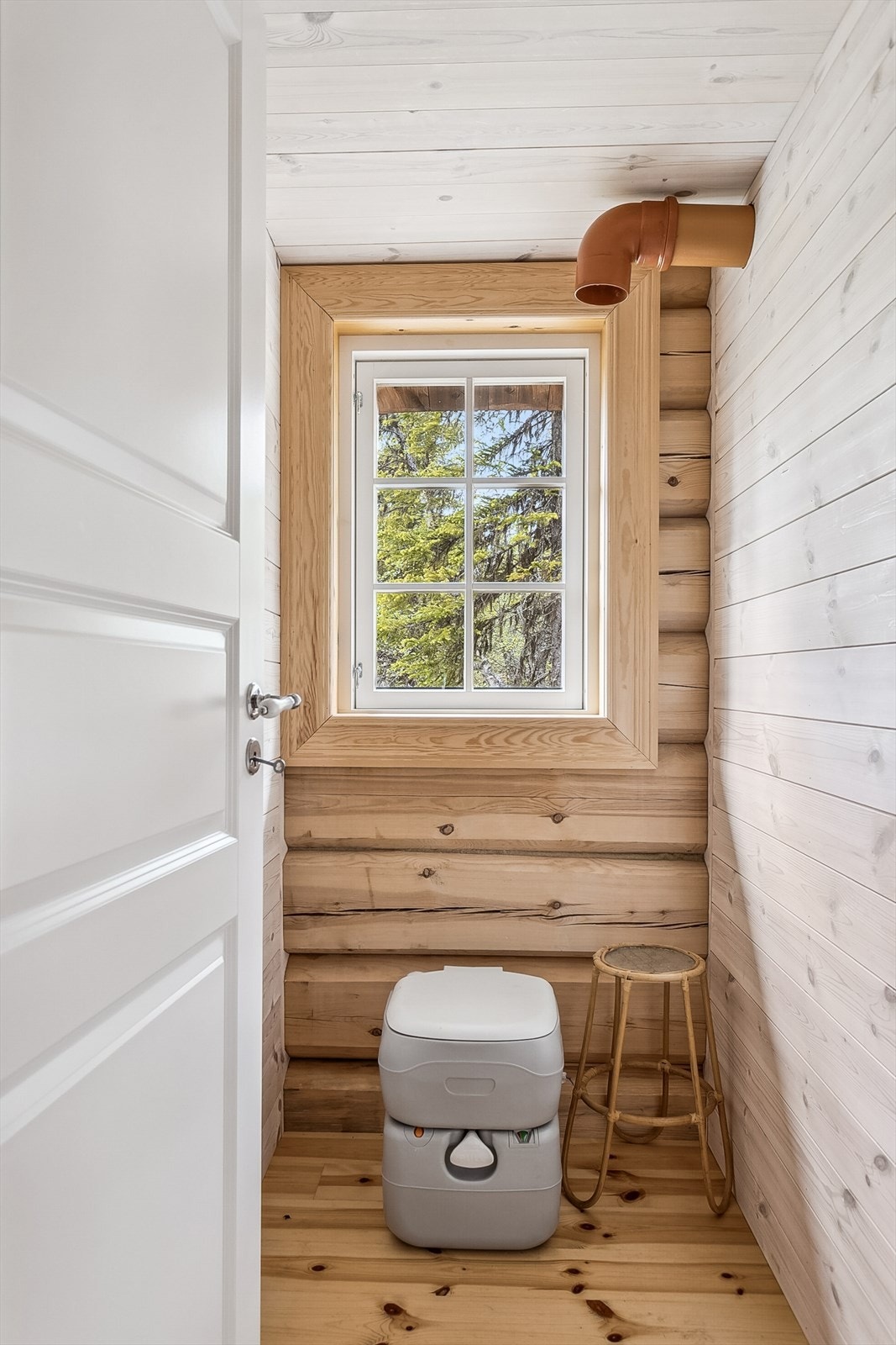 Toalettrommet er utstyrt med et bærbart, kjemisk toalett/campingtoalett. Rommet har naturlig ventilasjon via et 110 mm PVC-rør som går ut over taket. Manglende mekanisk avtrekk og tilluft har gitt rommet tilstandsgrad 2. Galleribilde