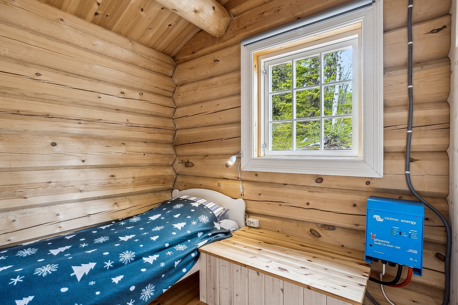Ett av soverommene har inverteren for solcelleanlegget montert i rommet. Galleribilde