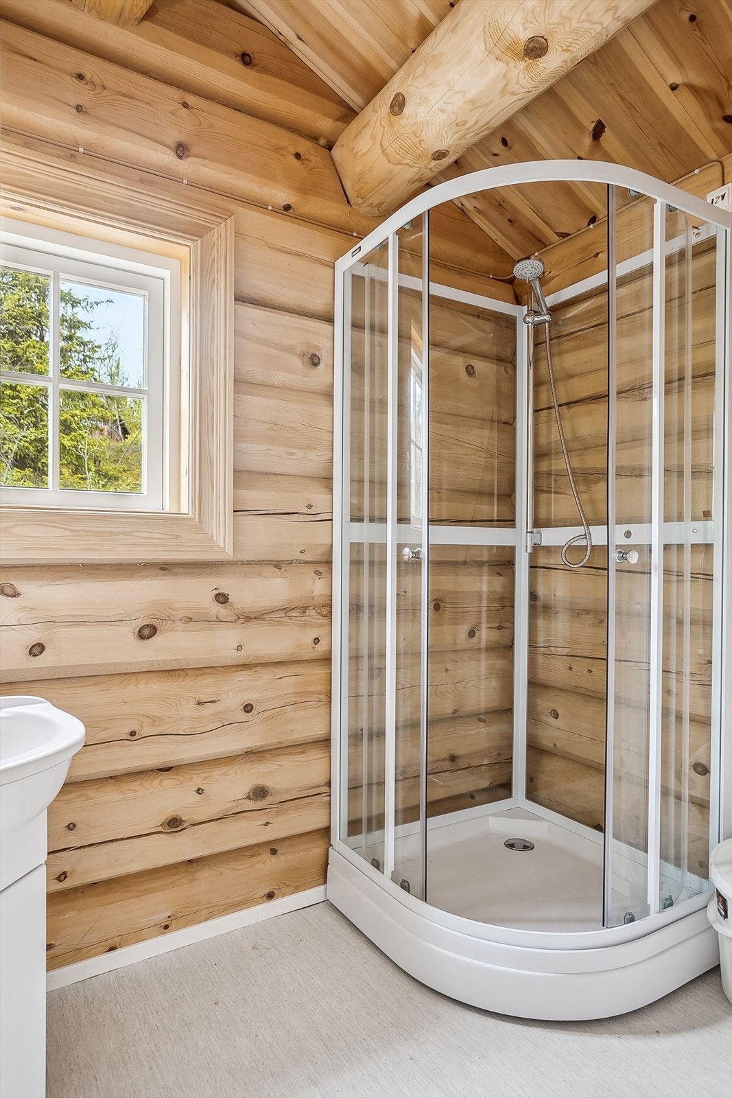 Rommet er ikke bygget som et våtrom og mangler sluk og ventilasjon, noe som har resultert i tilstandsgrad 2. Vannsøl må derfor begrenses og tørkes opp. Galleribilde