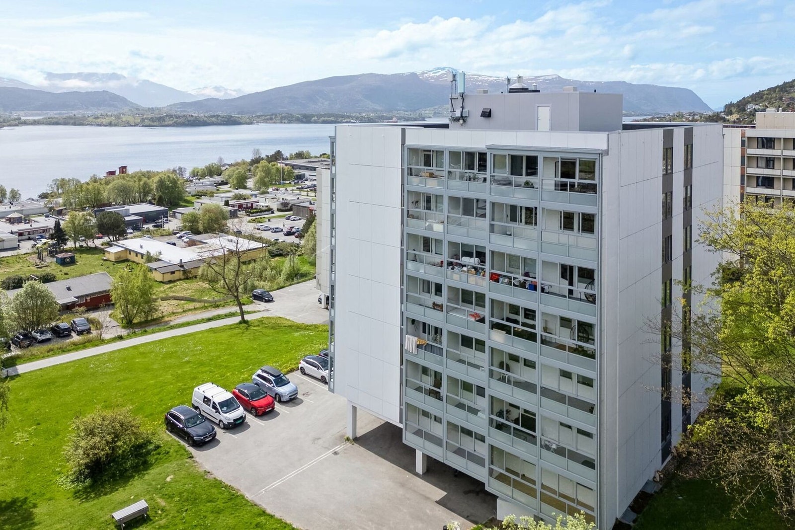 Leiligheten ligger i byggets 8. etasje. Det er heis i bygget. En parkeringsplass medfølger Galleribilde