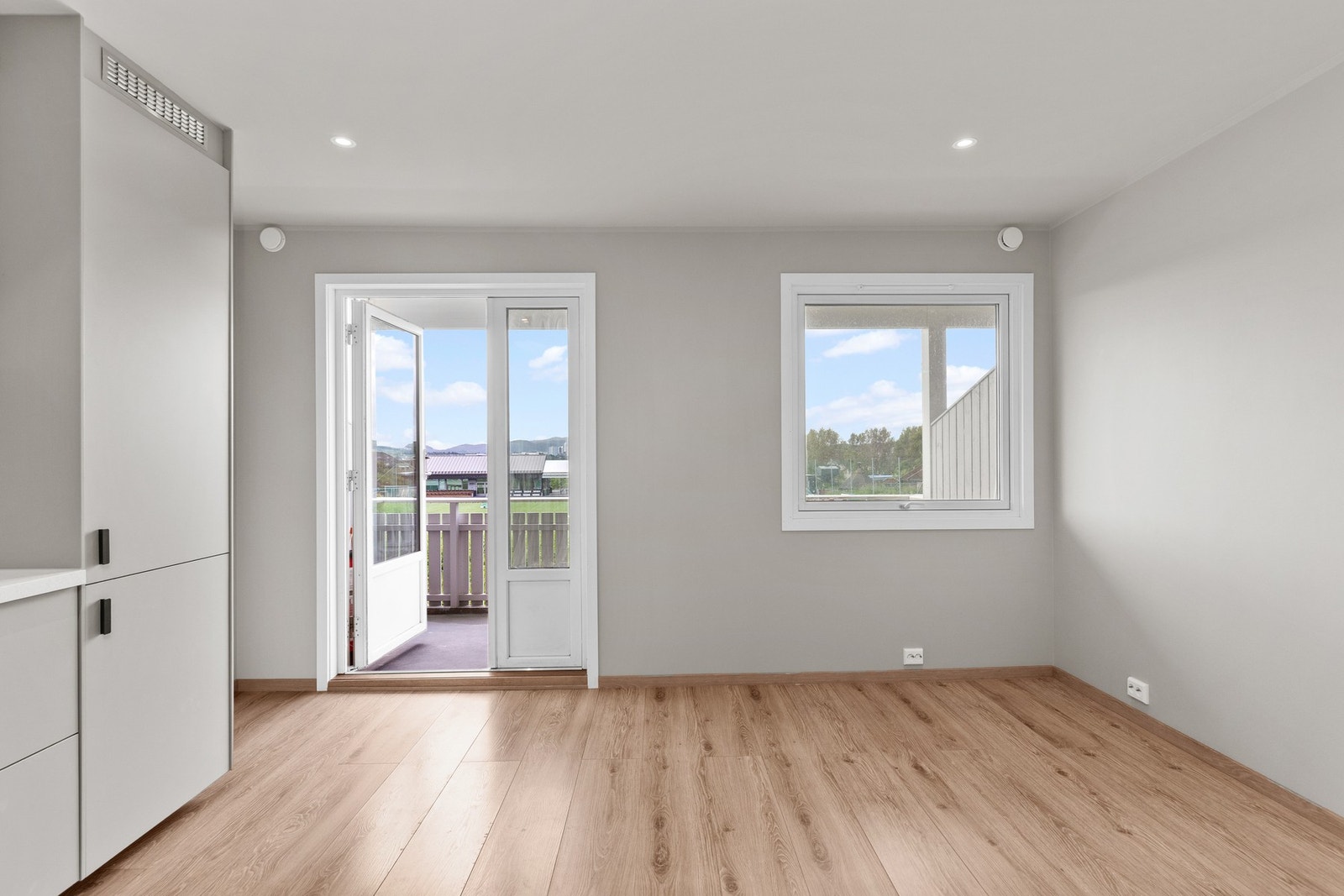 Fra stuen er det utgang til den sørvendte balkongen på 6,5 kvm. Galleribilde