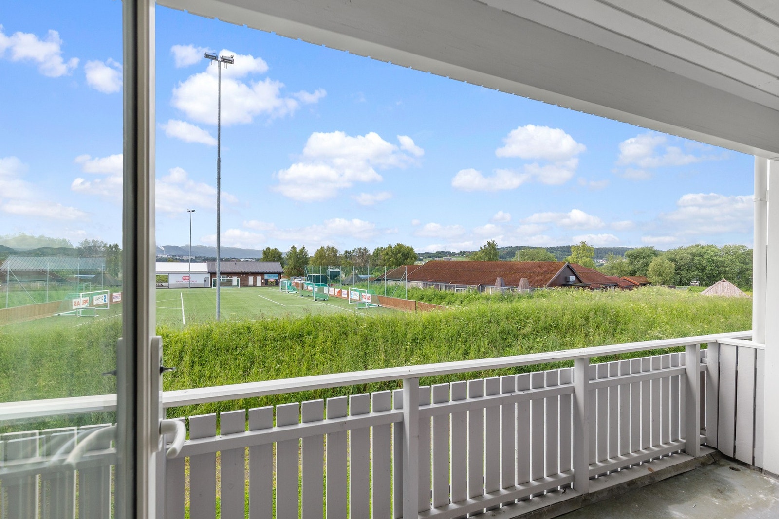 Flott balkong på 6,5kvm. vendt ut mot fotballbanen. Galleribilde