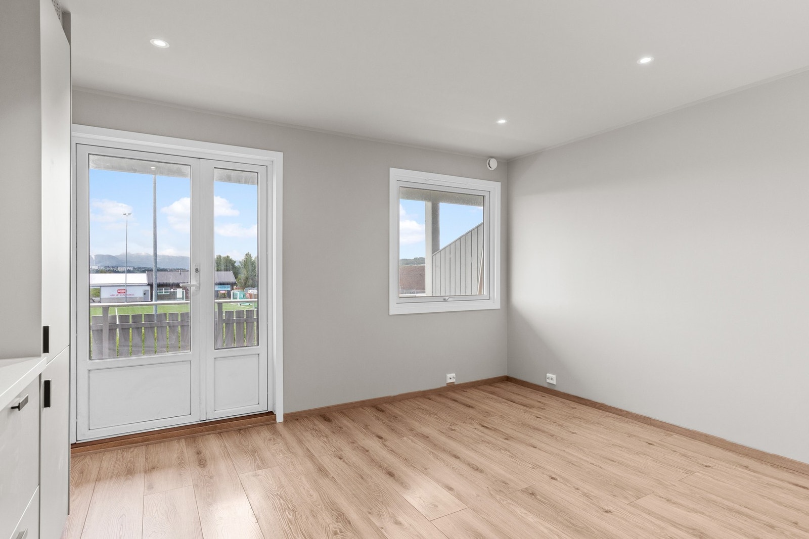 Store vindusflater slipper mye pent lys inn i stua. Galleribilde