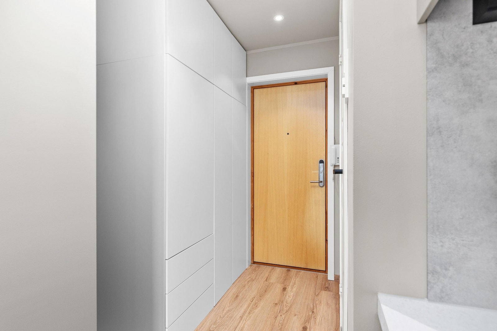 Entre på 2,5kvm. Det er etablert garderobe som medfølger i handelen. Galleribilde