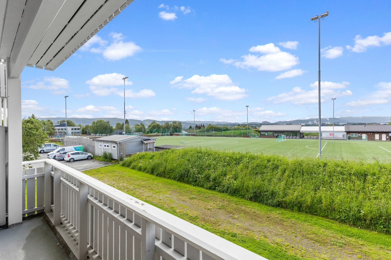 Hallset kunstgress er Sportsklubben Nationalkameratenes hjemmebane. Galleribilde