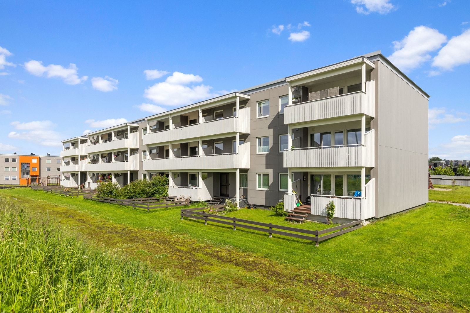 Leiligheten ligger fint til i 2. etasje av bygget. Gode solforhold store deler av dagen. Galleribilde