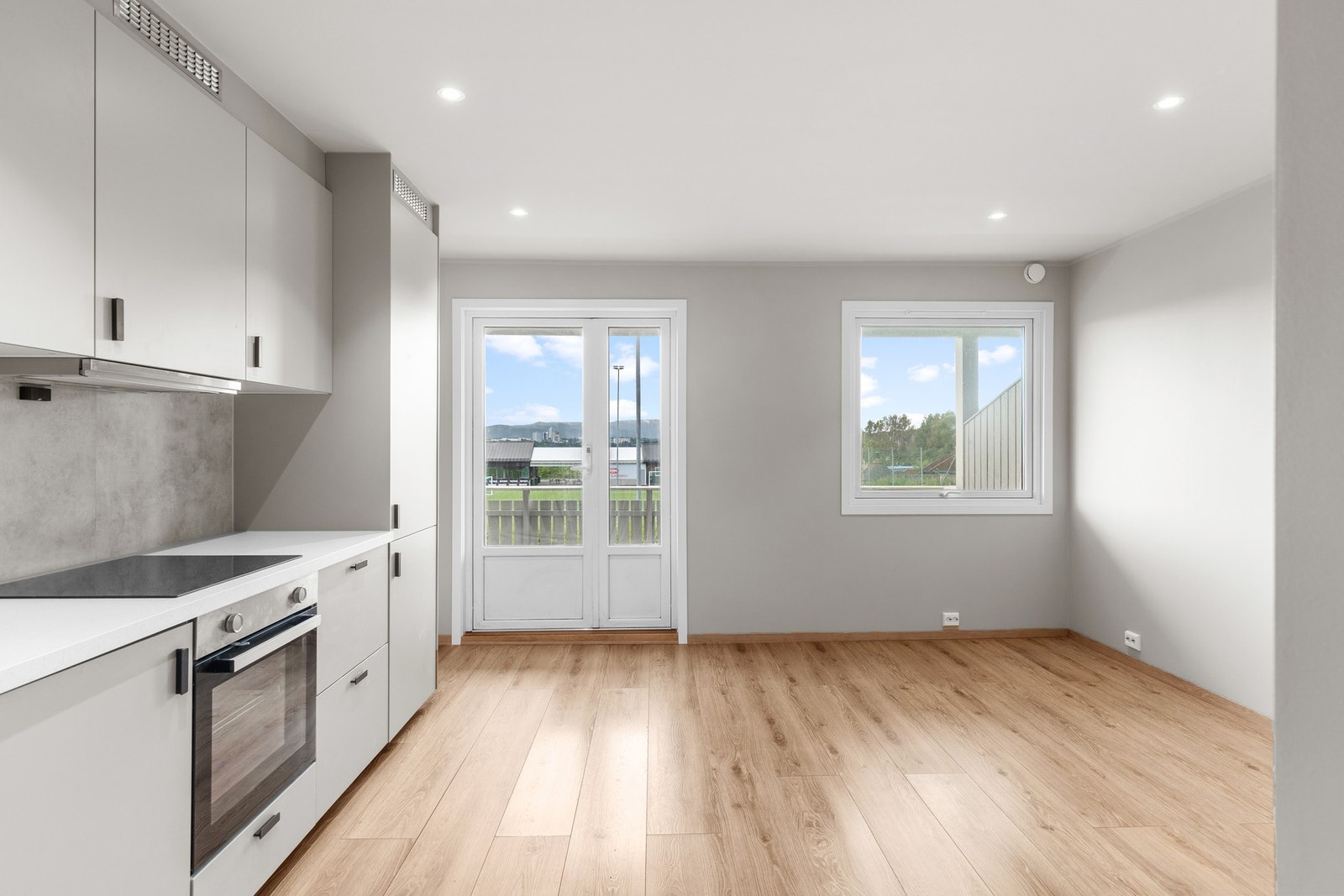 Månedlige felleskostnader er per dags dato kr 3 720,- Her er blant annet kommunale kostnader, TV/internett, renhold av fellesarealene samt renter/avdrag på fellesgjeld inkludert. Galleribilde