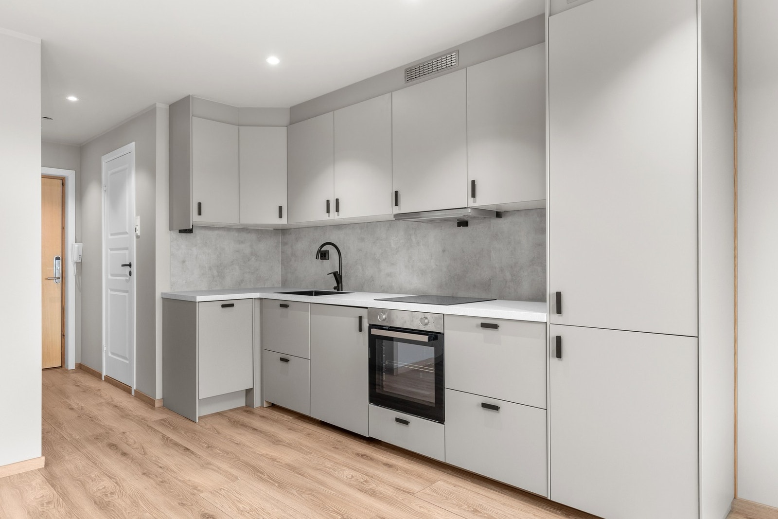 Kjøkkenet preges av gjennomtenkte løsninger og plasseringer av stikkontakter. Galleribilde