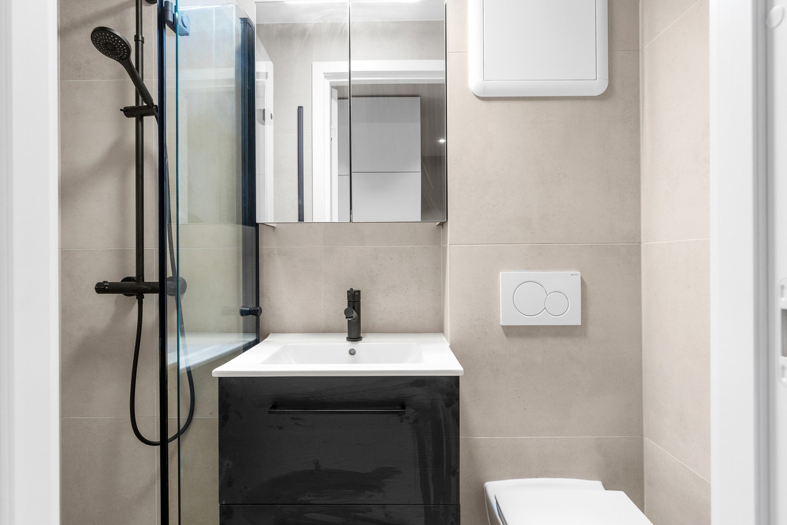 Nytt og svært pent bad med lekre fliser på gulv og vegg. Vegghengt WC og dusjnisje i glass. Galleribilde