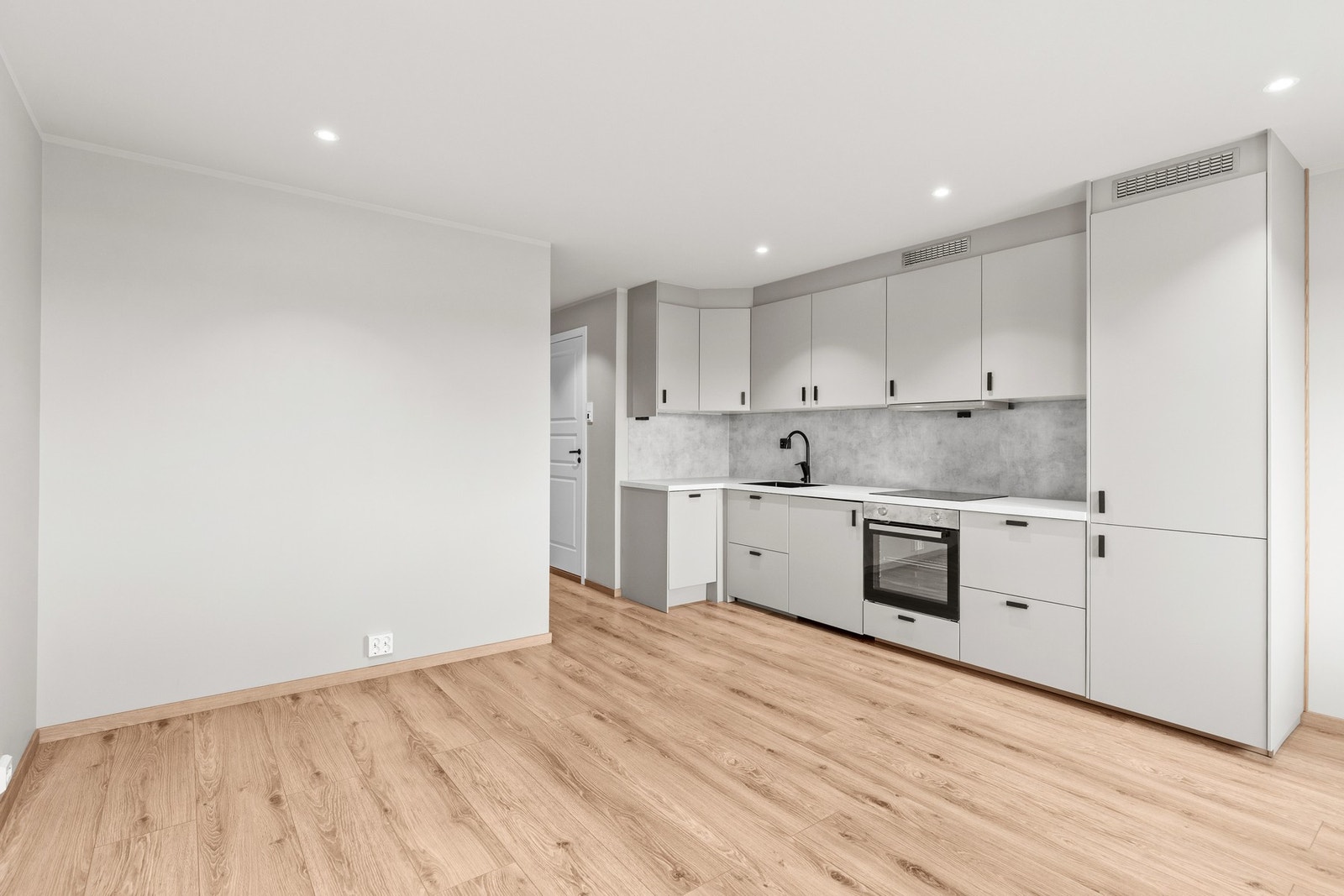 Stue og kjøkken i åpen løsning på totalt 18,5 kvm. Nytt laminatgulv. Galleribilde