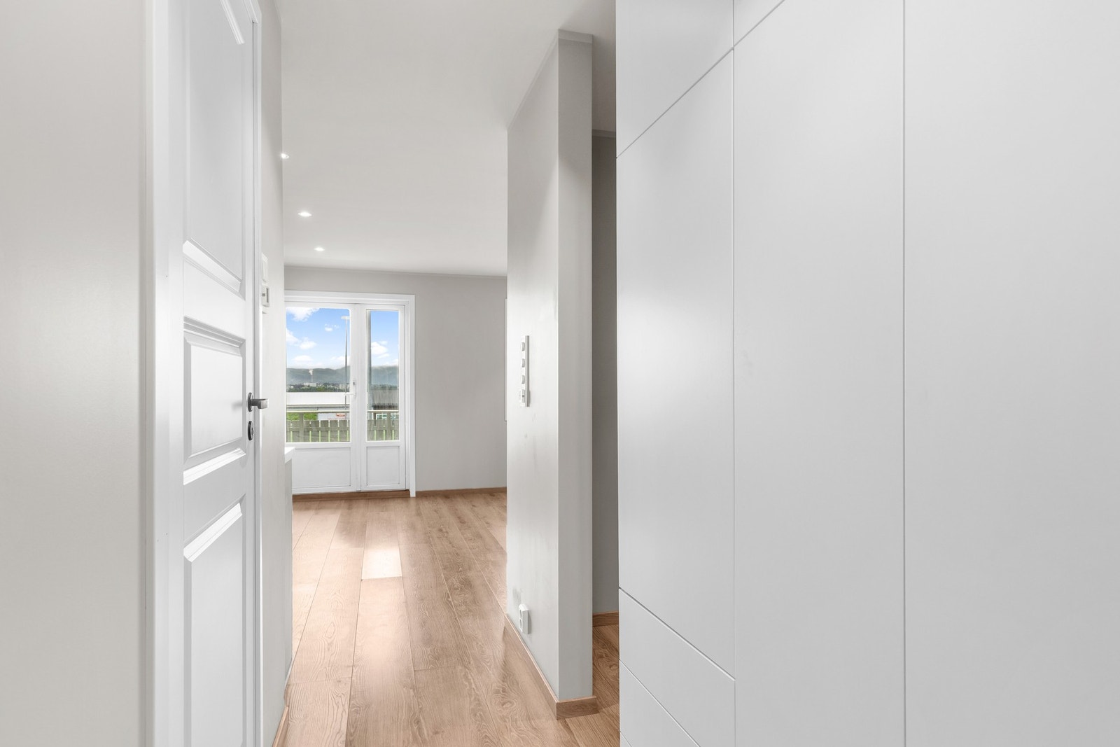 Fra entreen får du inngang til bad til venstre og sovealkove til høyre. Galleribilde