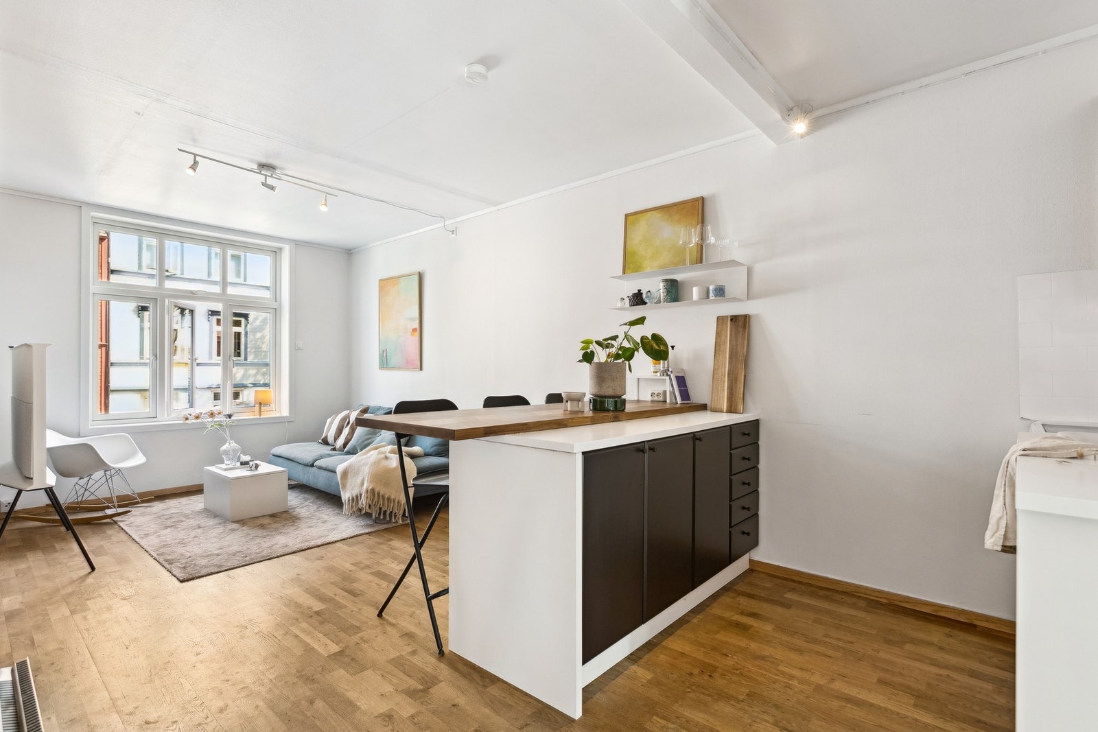 Kjøkkenet har vinduer som slipper inn rikelig med dagslys, og den åpne løsningen mot stuen gir en sosial og innbydende atmosfære. Galleribilde