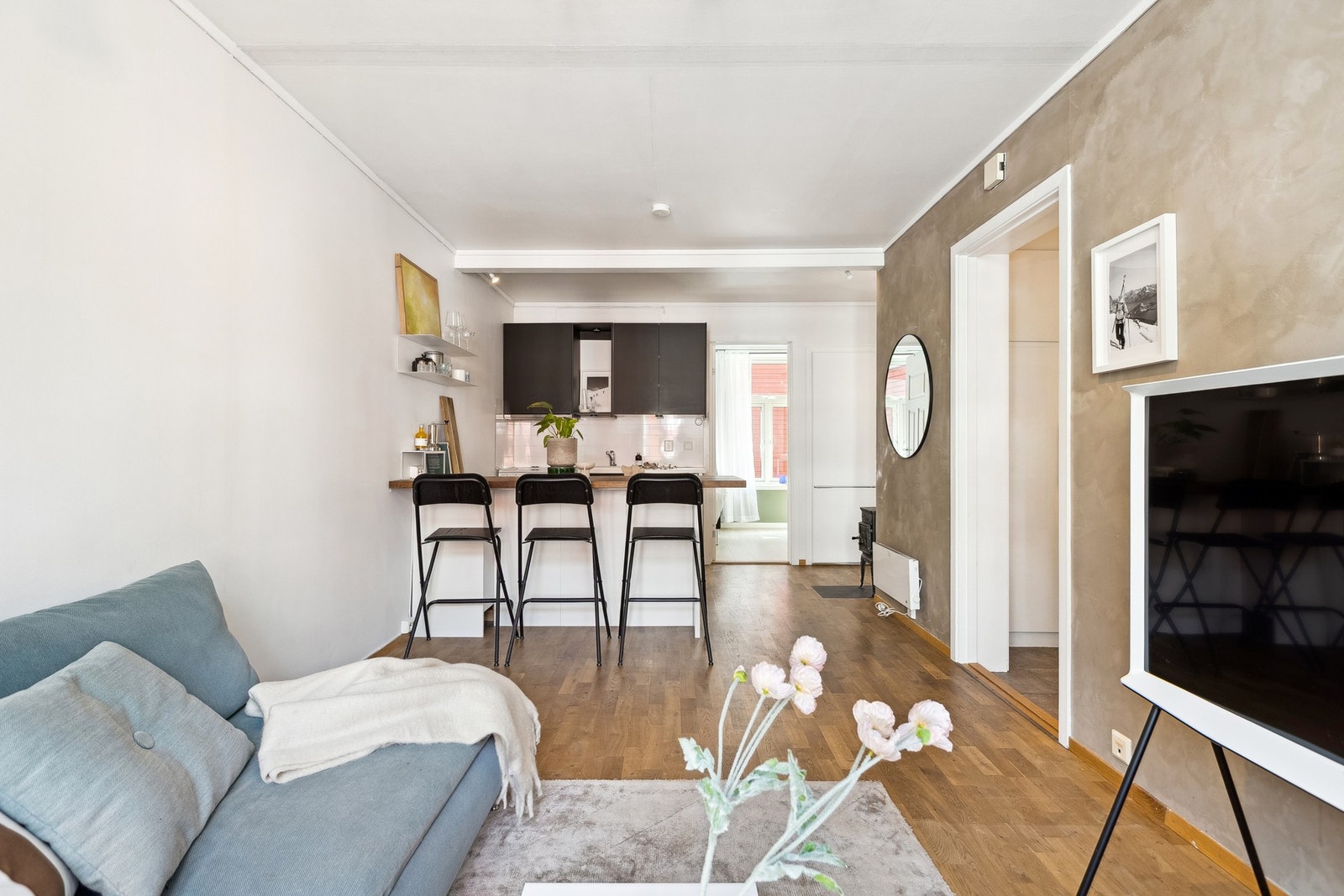 Stuen er malt i lyse farger med gode muligheter for å sette sitt personlig preg på leiligheten gjennom interiør. Galleribilde