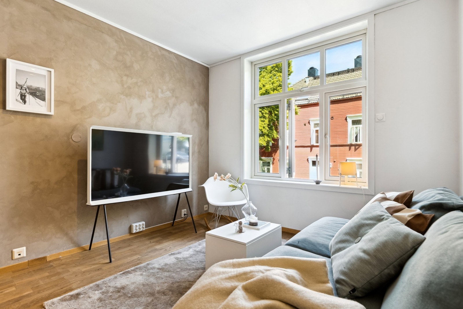 Stuen oppleves som lys og luftig. Store vindusflater gir godt med naturlig lysinnslipp. Galleribilde