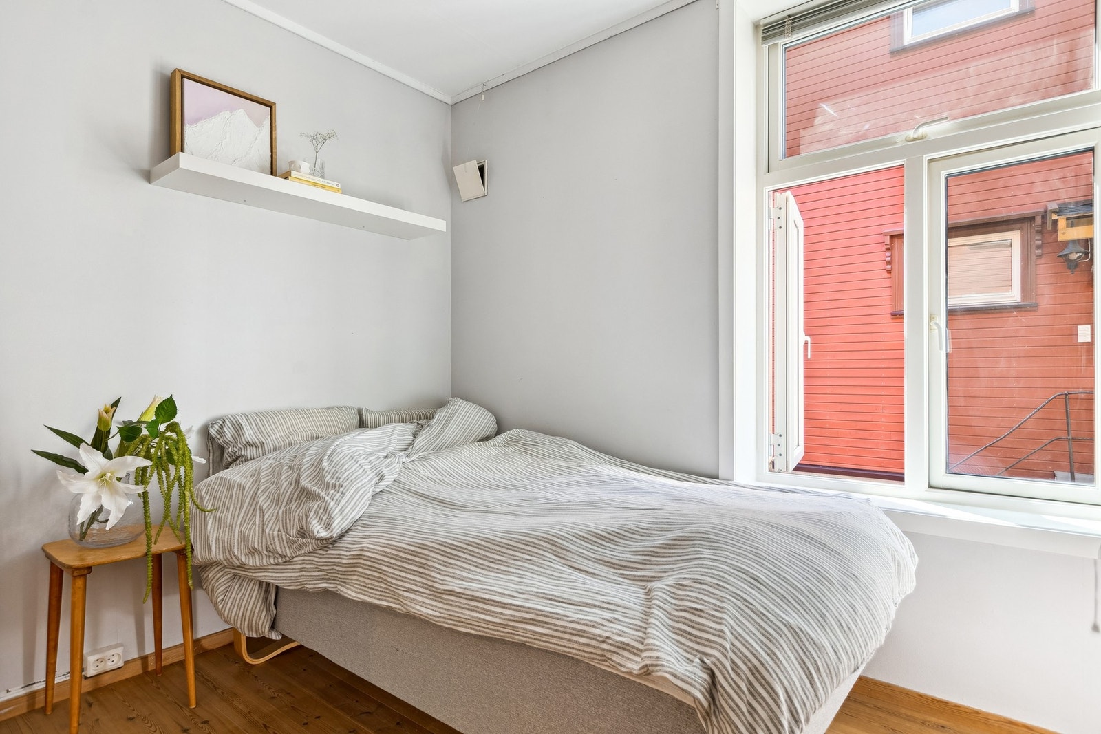 Lyst og fint soverom, kan enkelt møbleres etter ønske og behov. Galleribilde