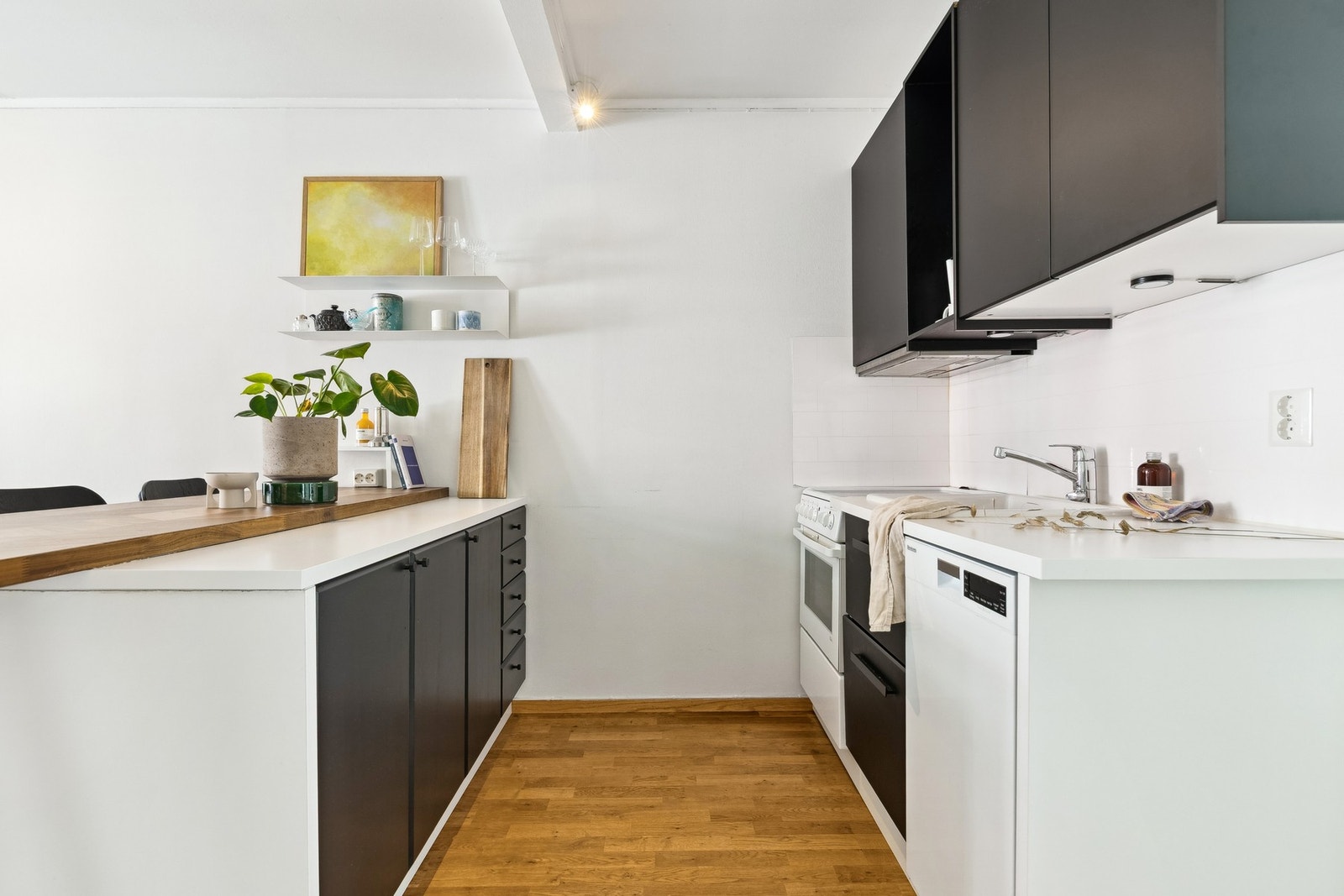 Kjøkken med god skap- og benkeplass. Galleribilde