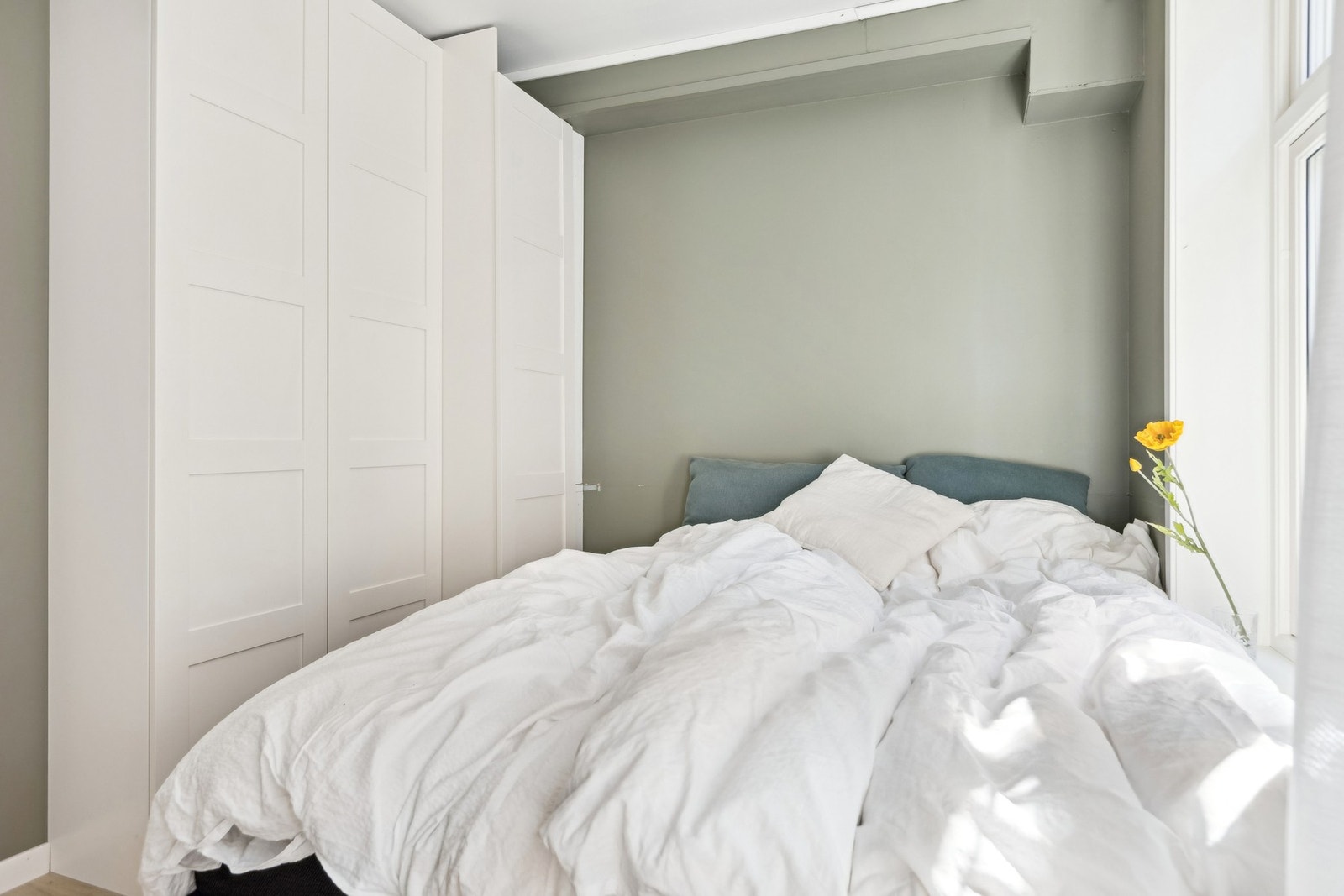 Romslig soverom med plass til dobbeltseng og stor garderobe. Galleribilde