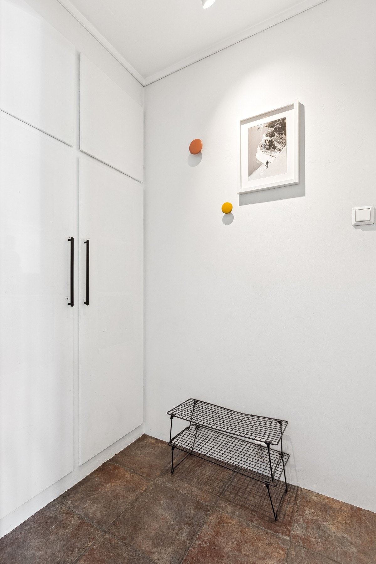 Lys og fin entré med god plass til oppbevaring og møblement. Galleribilde