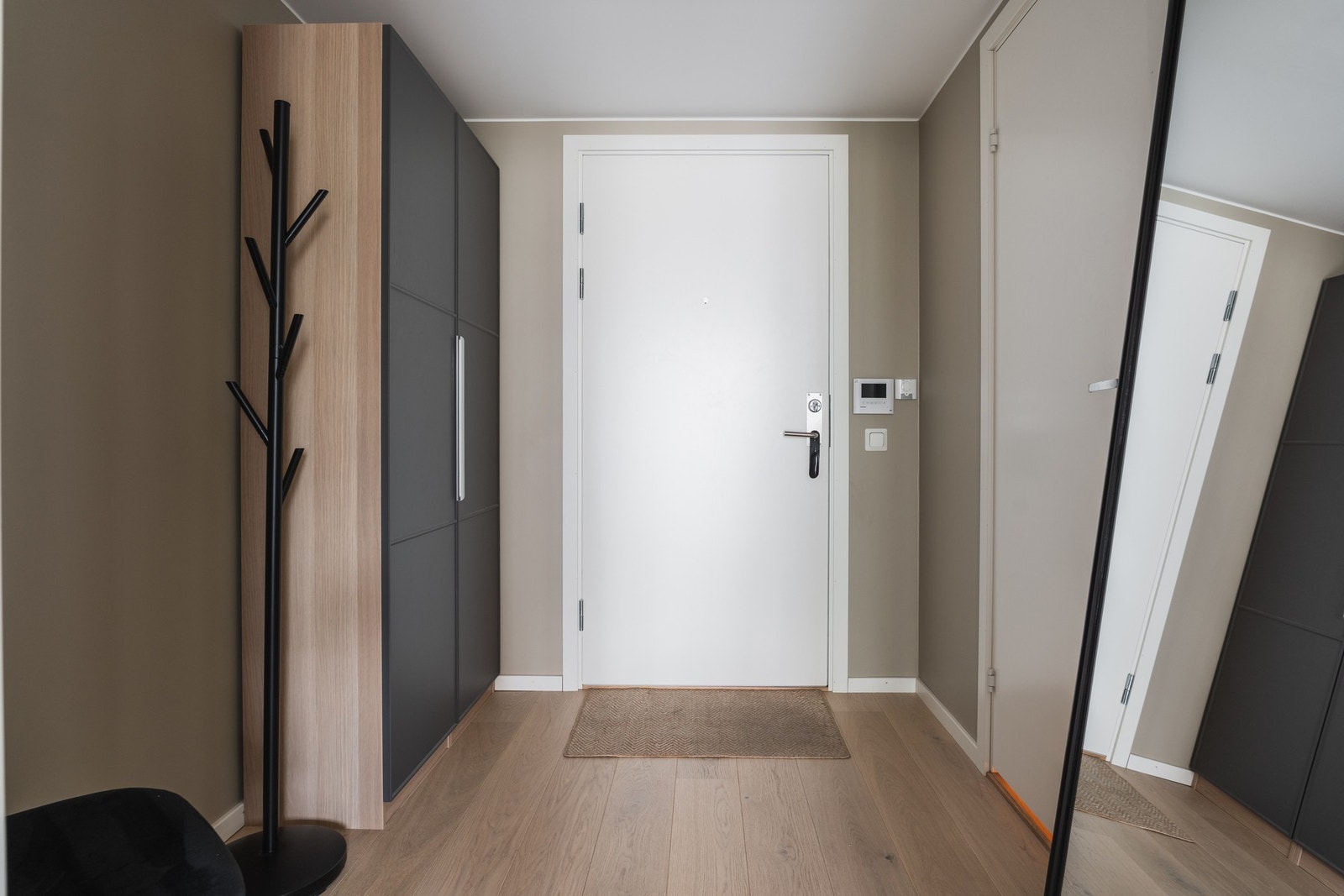 Lys og innbydende entré med callinganlegg for enkel portåpning. Galleribilde