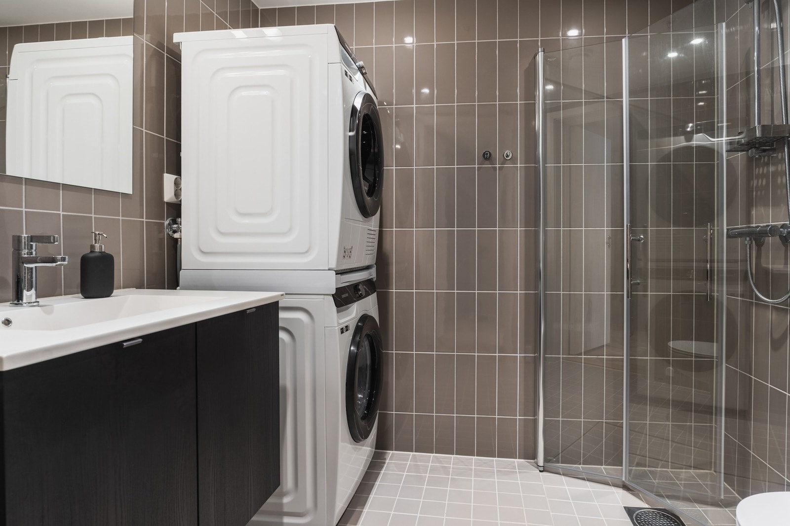 Badet er lekkert innredet i materialer og tidløse fargevalg som står i stil med kjøkkenet. Galleribilde