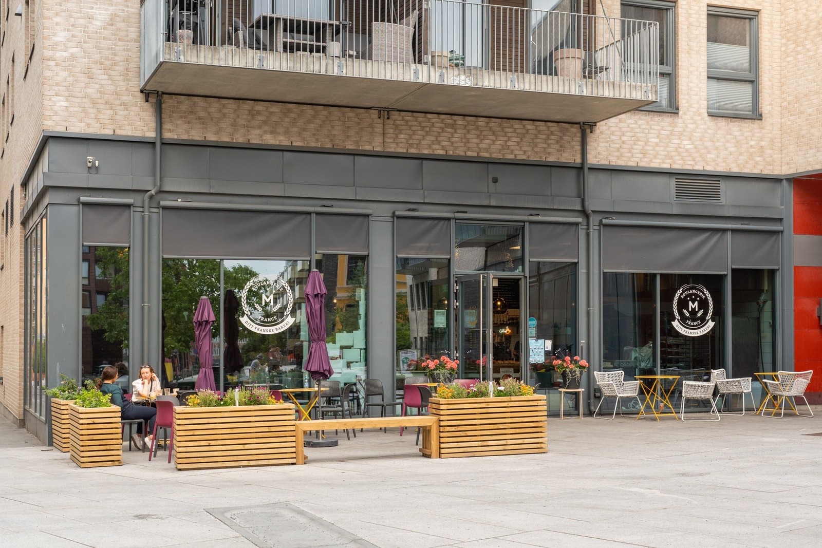 Bakeriet "Boulangerie M" ligger fem minutter til fots fra leiligheten og serverer hjemmelaget pizza i tillegg til deilige bakevarer. De har også alkoholservering. Galleribilde