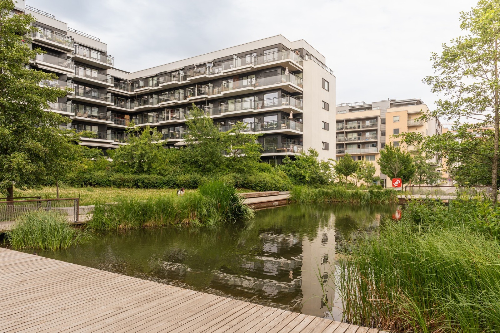 Nærområdet byr på naturskjønne omgivelser med pent opparbeidede grøntområder i alle retninger fra leiligheten. Galleribilde