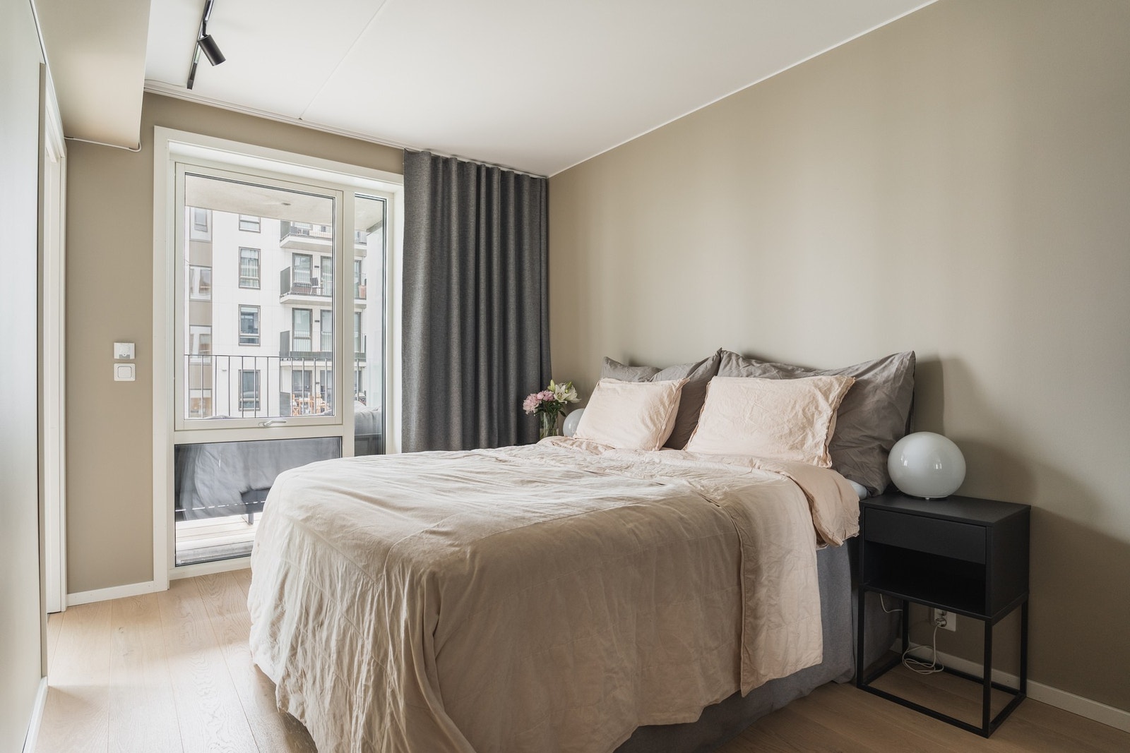 Soverommet er av god størrelse med vindu mot/på balkong. Galleribilde