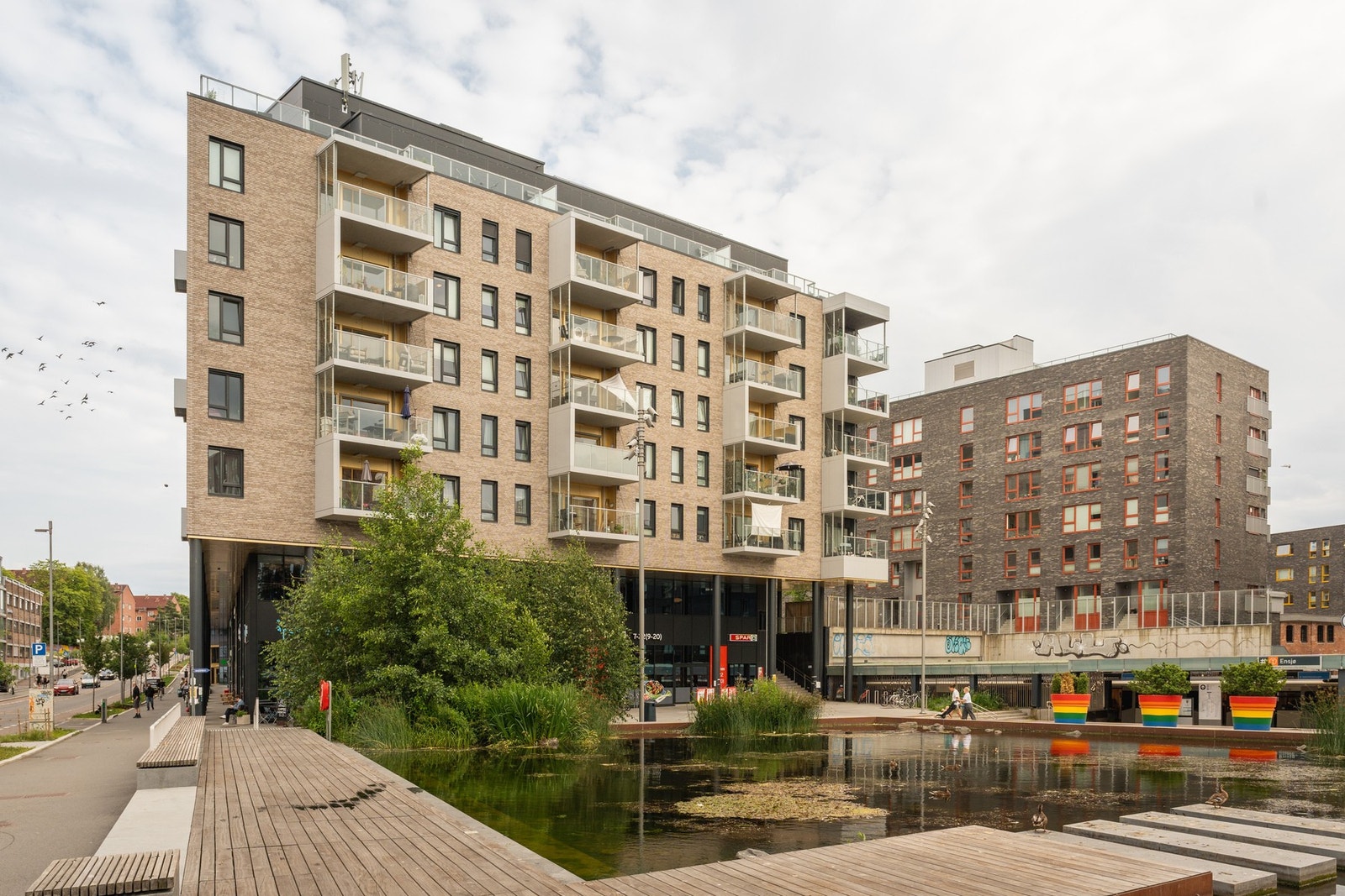 Kun ett minutt til fots unna ligger Ensjø Torg med sine mange tilbud. Galleribilde
