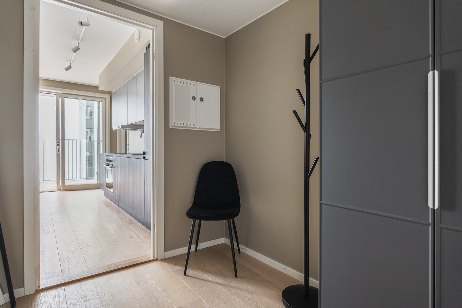 I entréen er det godt med plass for oppbevaringsløsninger. Galleribilde