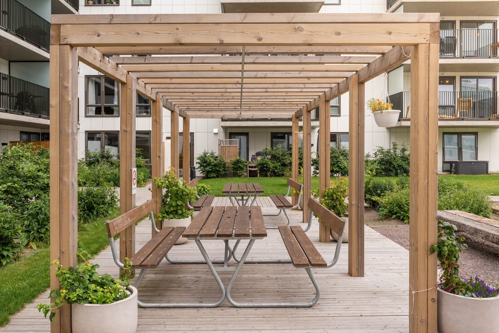 Utvendig fellesareal er pent opparbeidet og lagt til rette for sosiale lag. Galleribilde