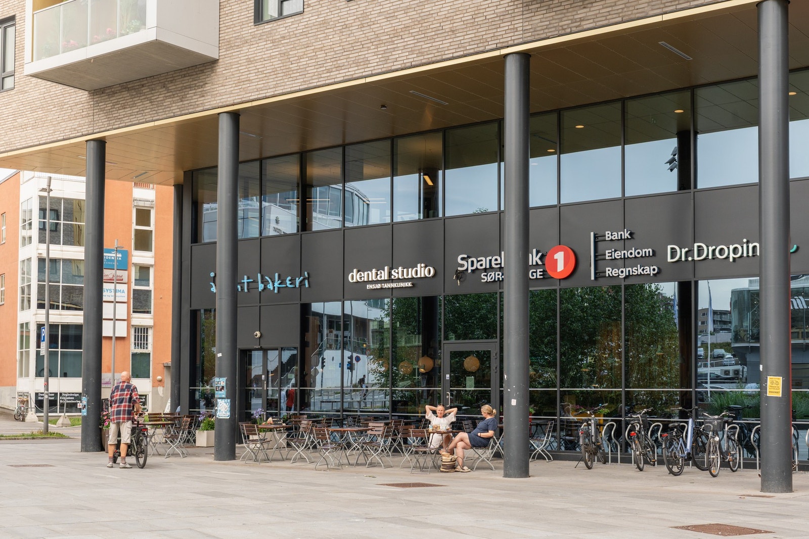 Ensjø Torg kan blant annet by på Eurospar, Åpent Bakeri, Sparebank1, Dr. Dropin, blomsterbutikk og matservering. Galleribilde