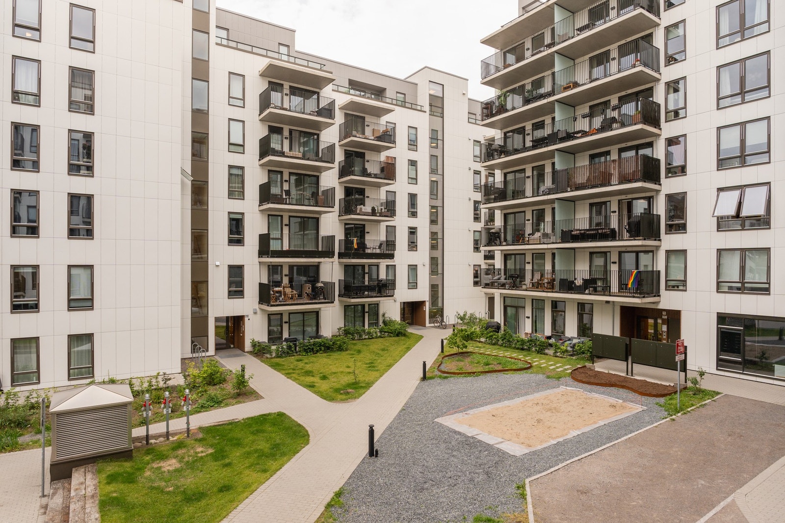 Utsyn fra balkong, mot bakgård. Galleribilde