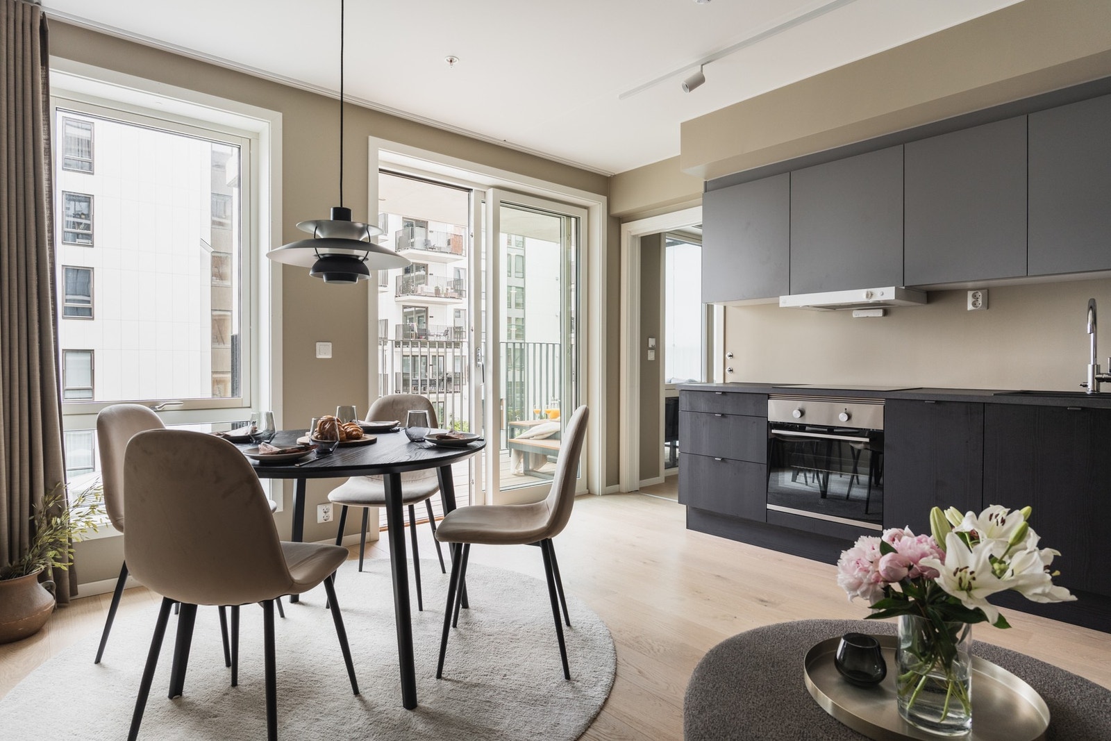 Her bor du ett minutt til fots fra T-bane, dagligvarebutikk, treningssenter, busstopp inkl. flybussen, grøntområder og et bredt utvalg hyggelige kaféer, barer og restauranter. Galleribilde