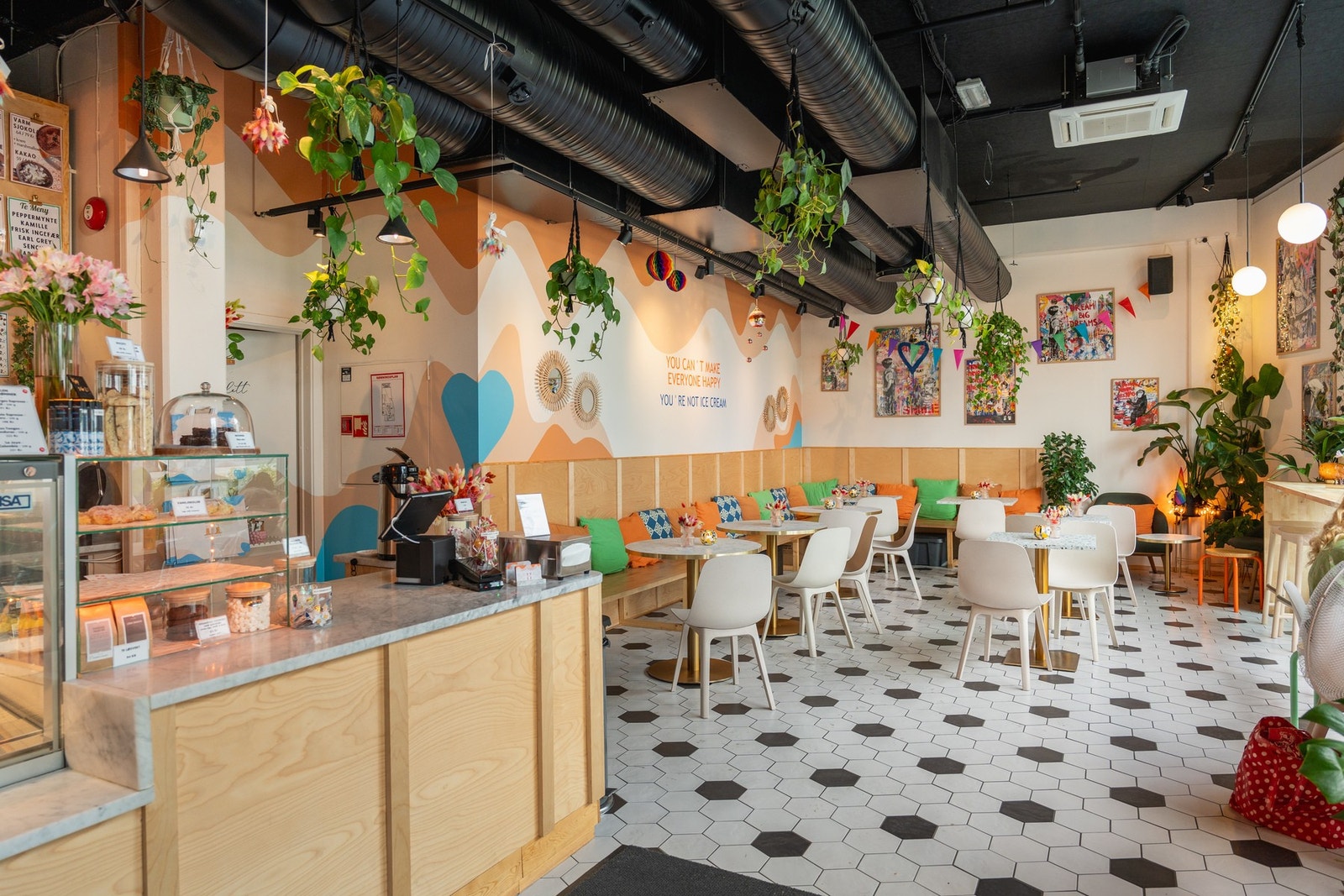 Happis ligger rett over veien fra leiligheten og er blitt et populært samlingspunkt for beboerne på Ensjø. Her serveres blant annet nydelig gelato og andre søtsaker! Galleribilde