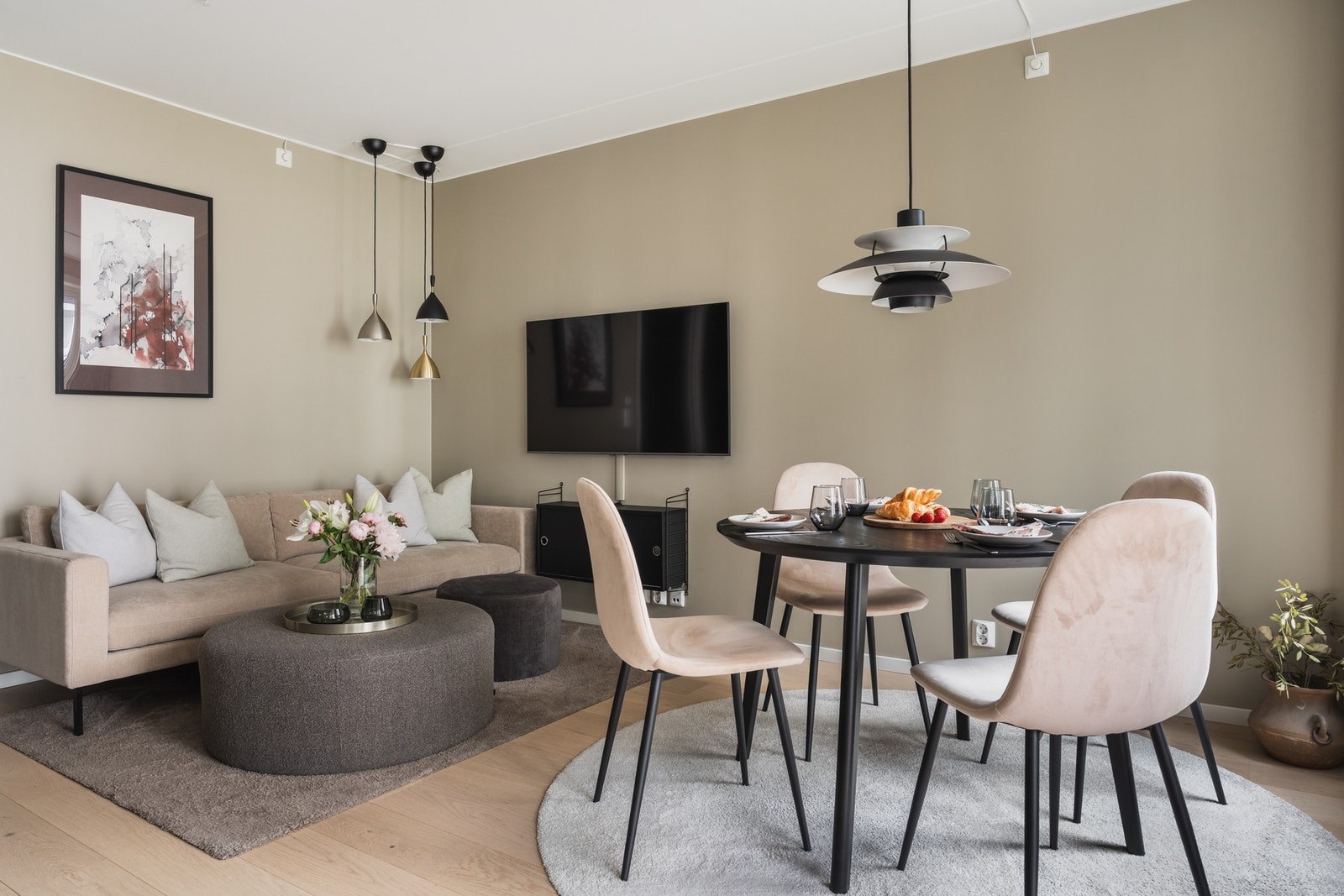 Inkludert i felleskostnadene får du blant annet oppvarming, varmtvann, TV og bredbånd. Galleribilde