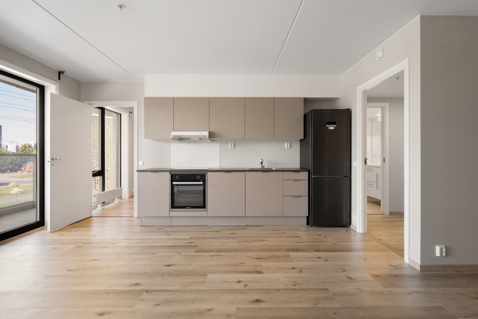 Kjøkken leveres med integrert stekeovn, platetopp, oppvaskmaskin og kombiskap (kjøl/frys) Galleribilde