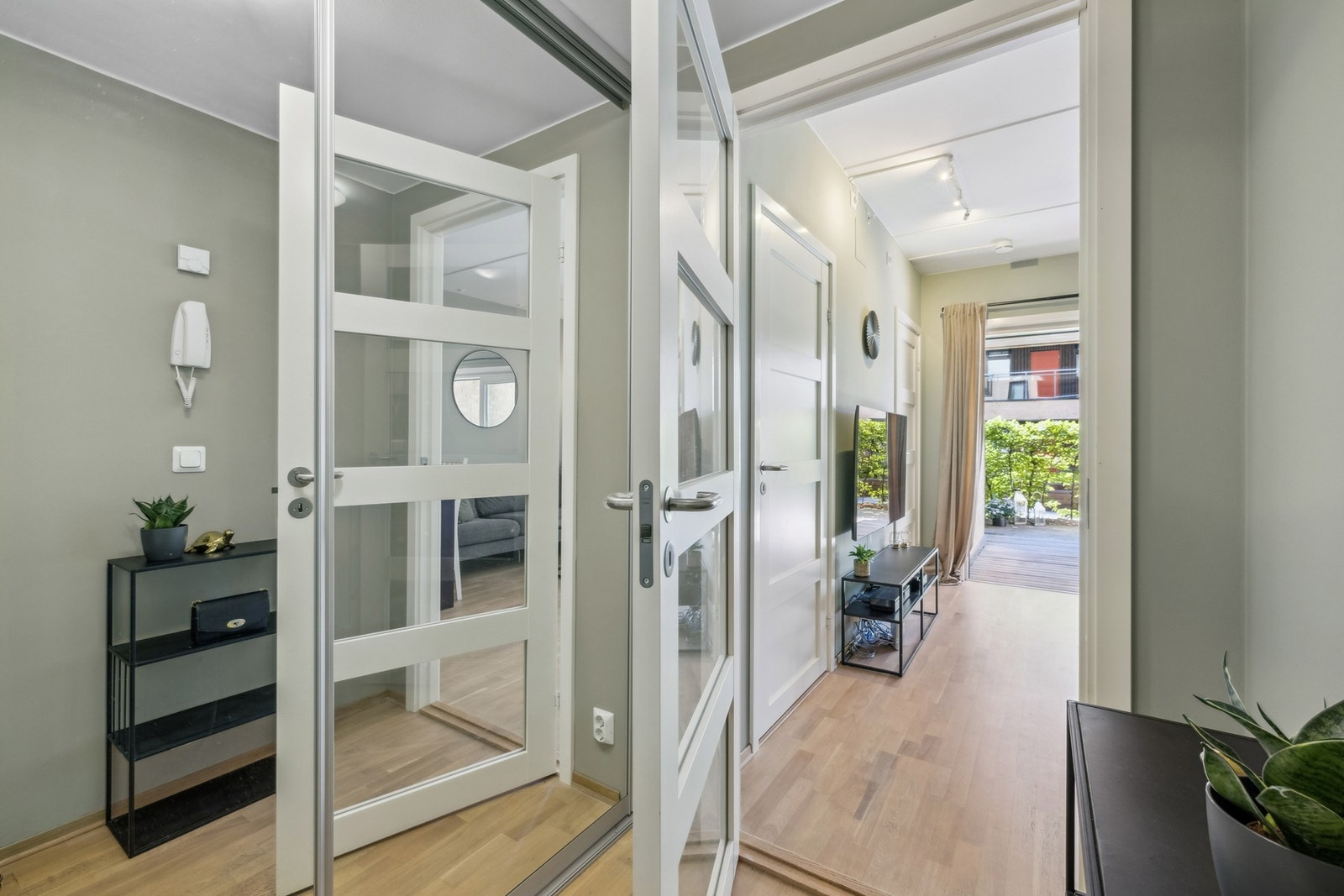 Området har nærhet til skoler, barnehager, offentlig kommunikasjon og gode servicetilbud Galleribilde