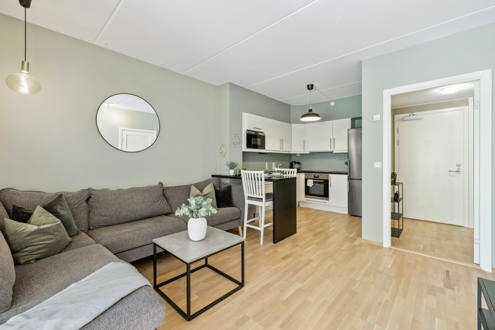 Parketten ble slipt og lakkert med hvitpigmentert hardvoksolje i 2020 for et mer moderne og tidsriktig uttrykk Galleribilde