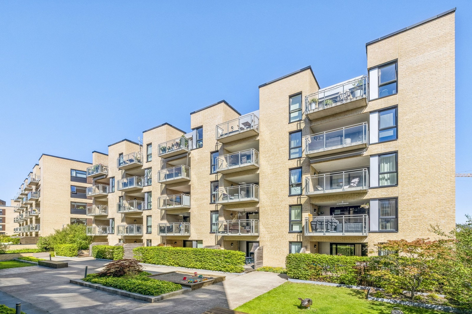 Leiligheten ligger i byggets første etasje, i en moderne lavblokk ferdigstilt 2012 Galleribilde