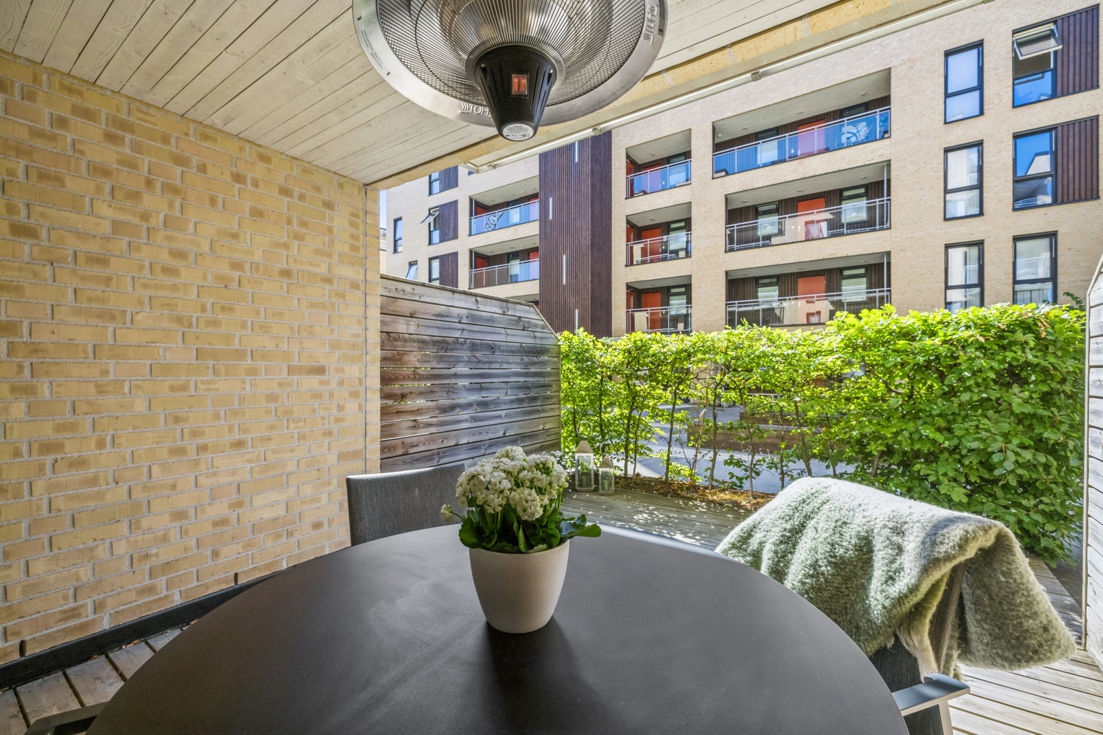 Her er det god plass til utemøblement og grill Galleribilde