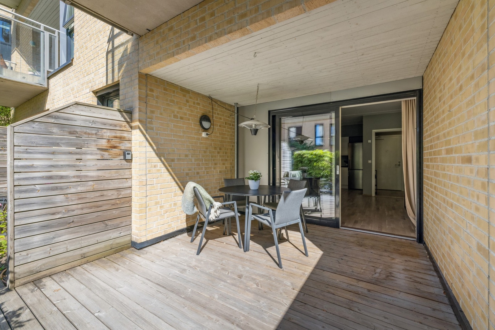 Terrasseplatting på ca. 15 m2. Her har du sol fra 7/8 tiden til 19 på kvelden Galleribilde