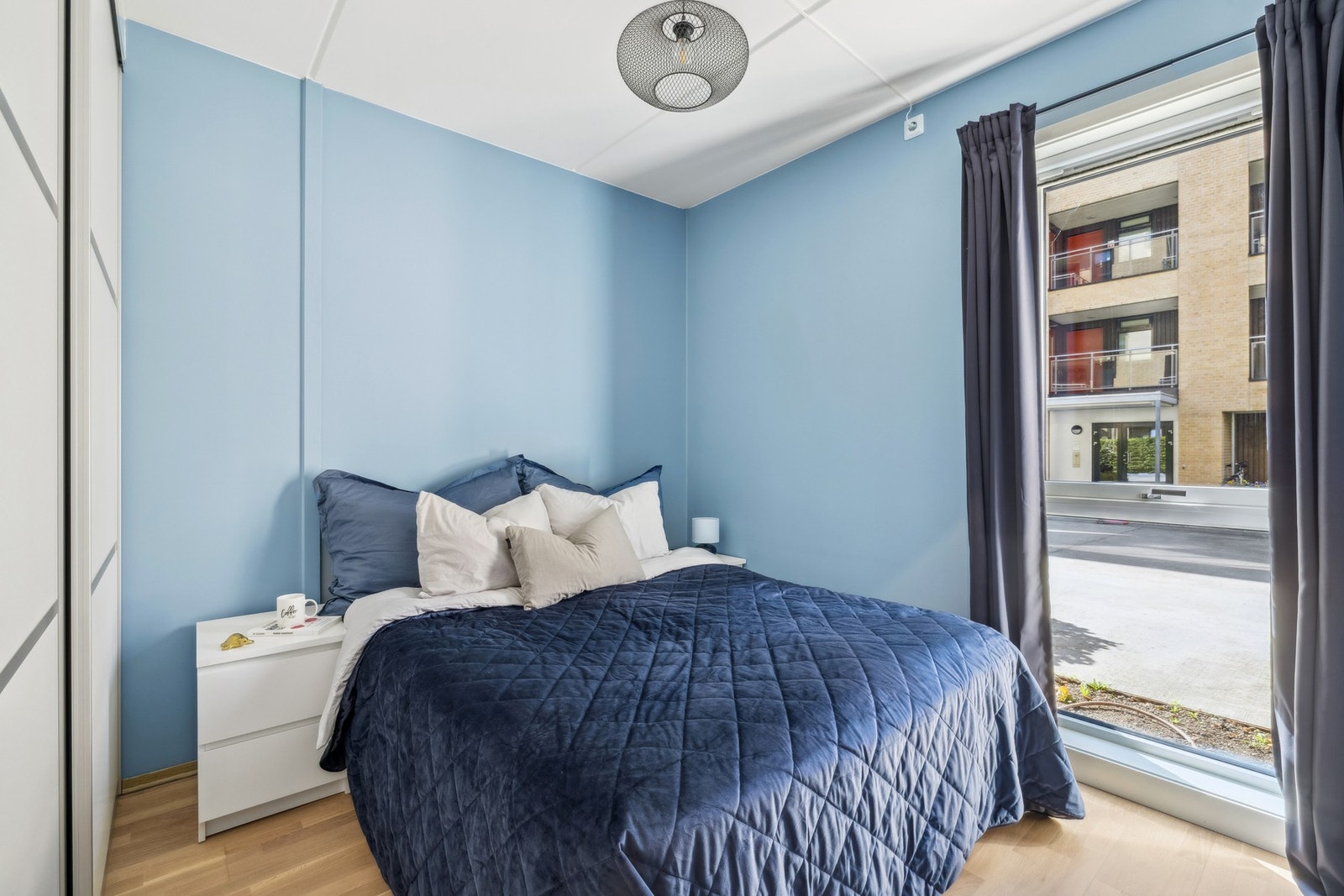 Praktisk soverom med stor garderobeløsning Galleribilde