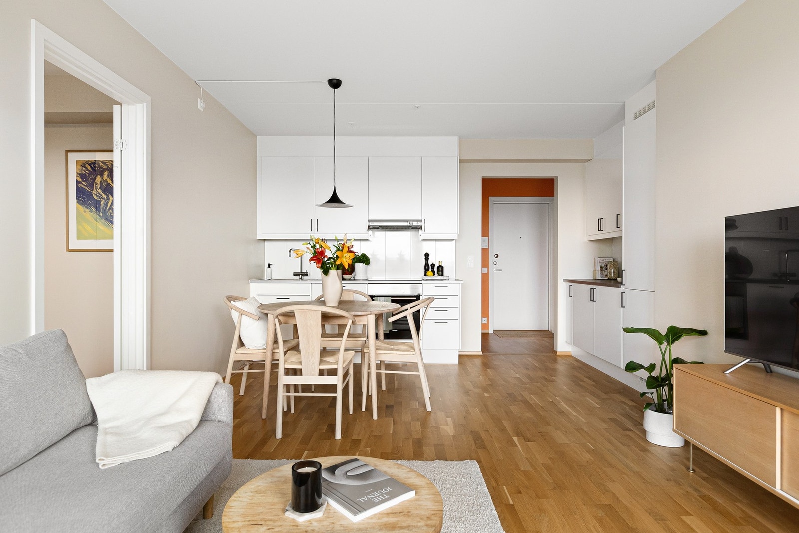 Stilren og takhøy kjøkkeninnredning levert av kvalitetsleverandøren Marbodal. Galleribilde