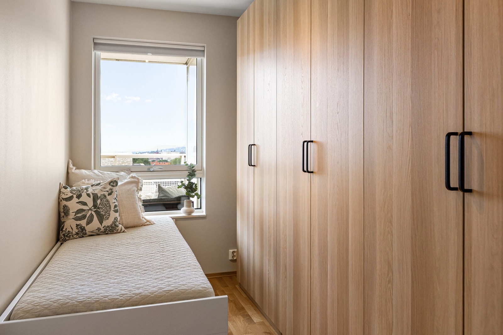 Soverom 2: Praktisk soverom med plass til seng, nattbord og annet møblement. Galleribilde