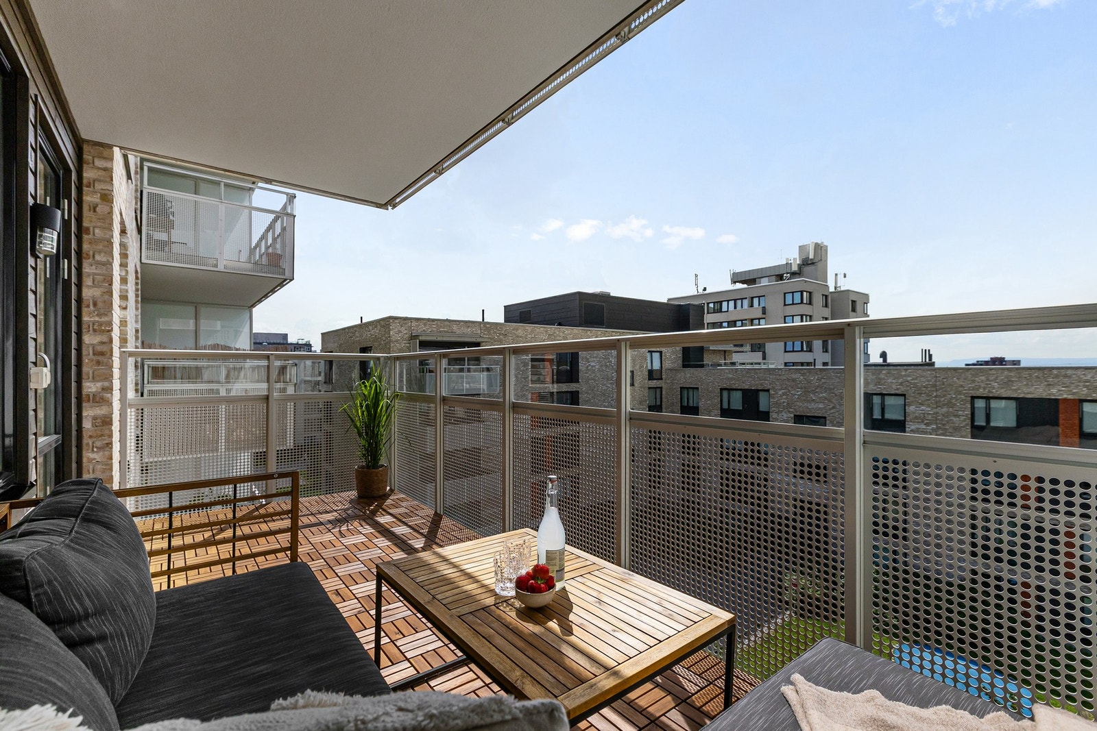 Leiligheten ligger høyt og luftig til i byggets 5. etasje med trappefri adkomst med heis til alle plan. Galleribilde