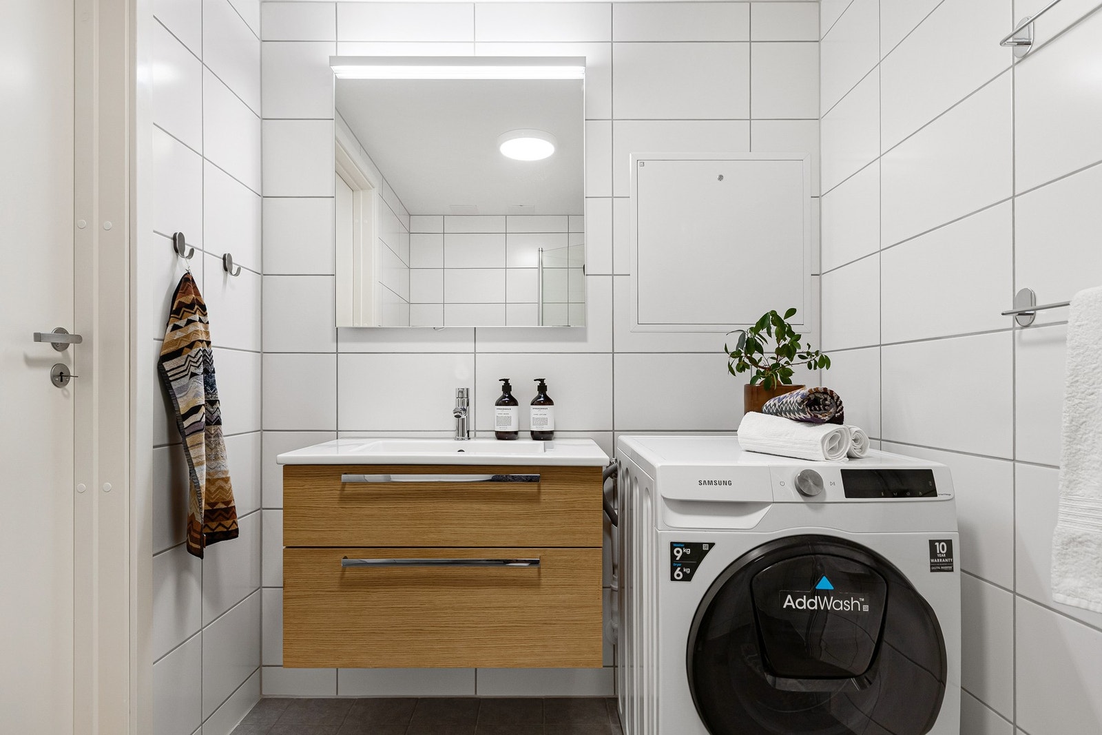 Baderommet har opplegg for vaskemaskin og tørketrommel. Galleribilde